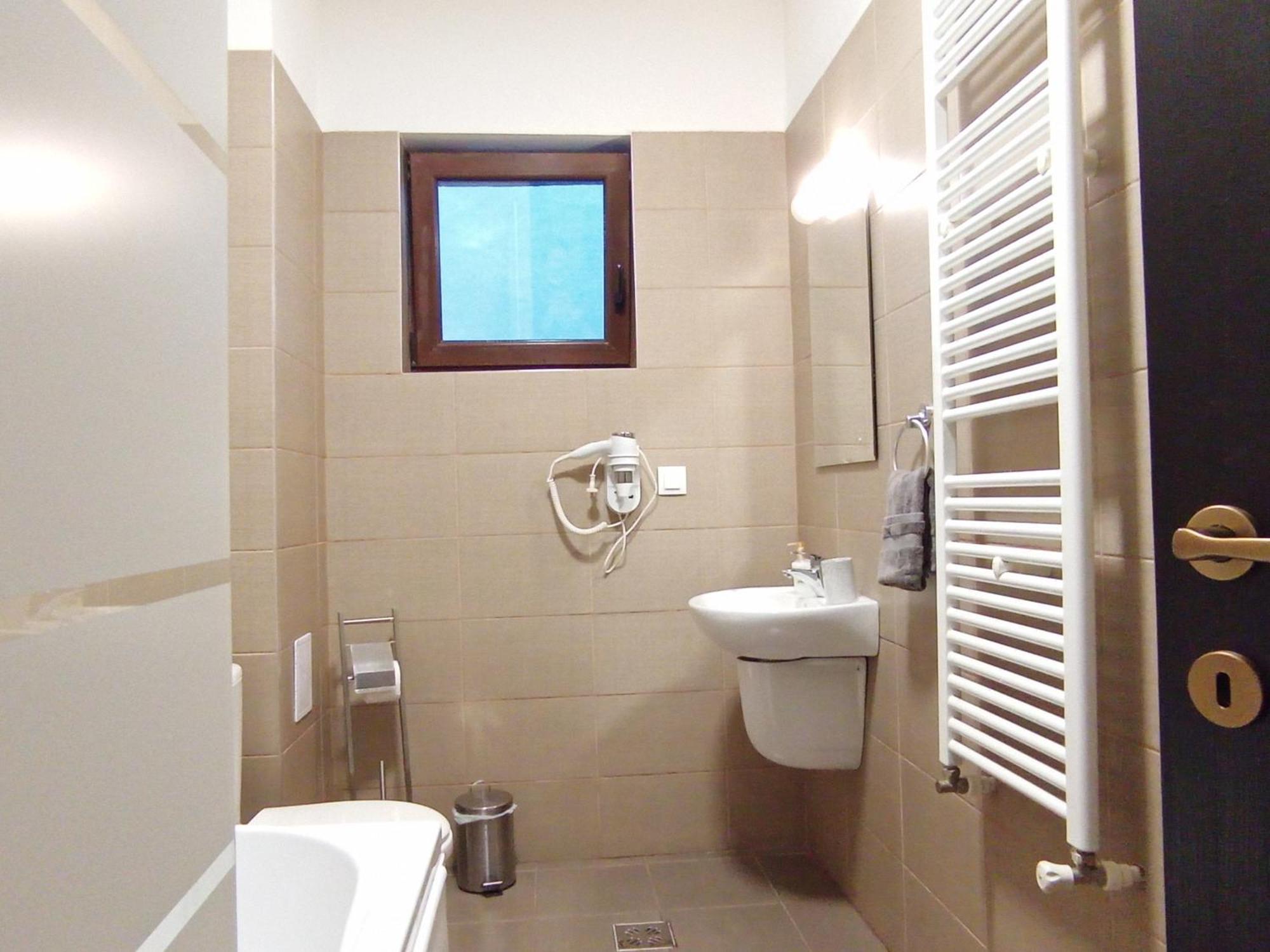 Aparthotel Laura Cluj-Napoca Esterno foto